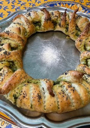 Une photo de Couronne feuilletée au pesto, gouda et coriandre