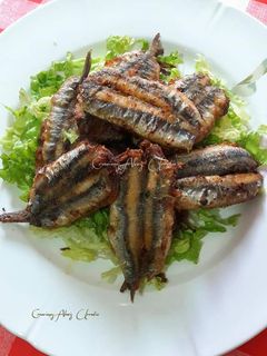 Una foto de Boquerones rellenos con majadito y crujiente de almendras