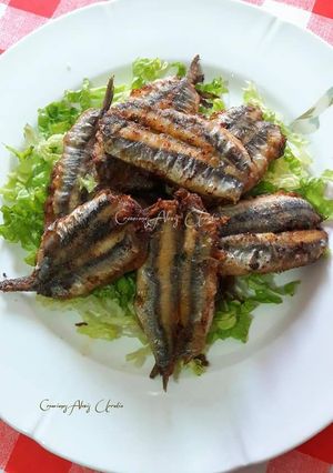 Una foto de Boquerones rellenos con majadito y crujiente de almendras