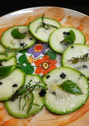 Una foto de Carpaccio de zucchini