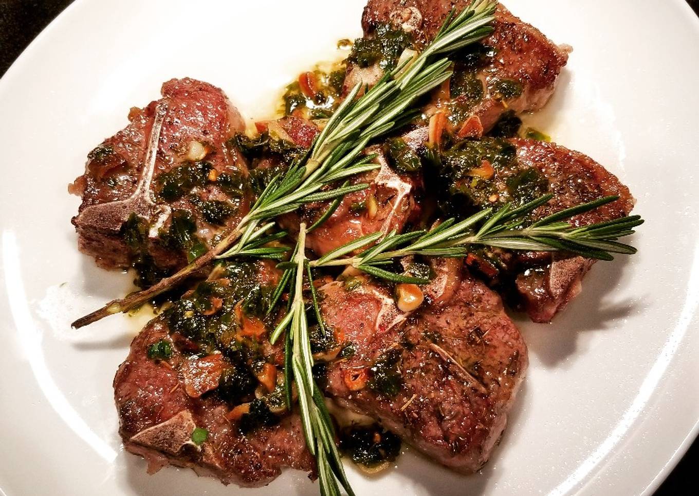 Grilled lamb chops with lemon and garlic