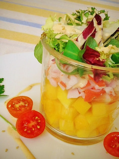 Una foto de Ensalada de mango y langostinos con mayonesa de brandy
