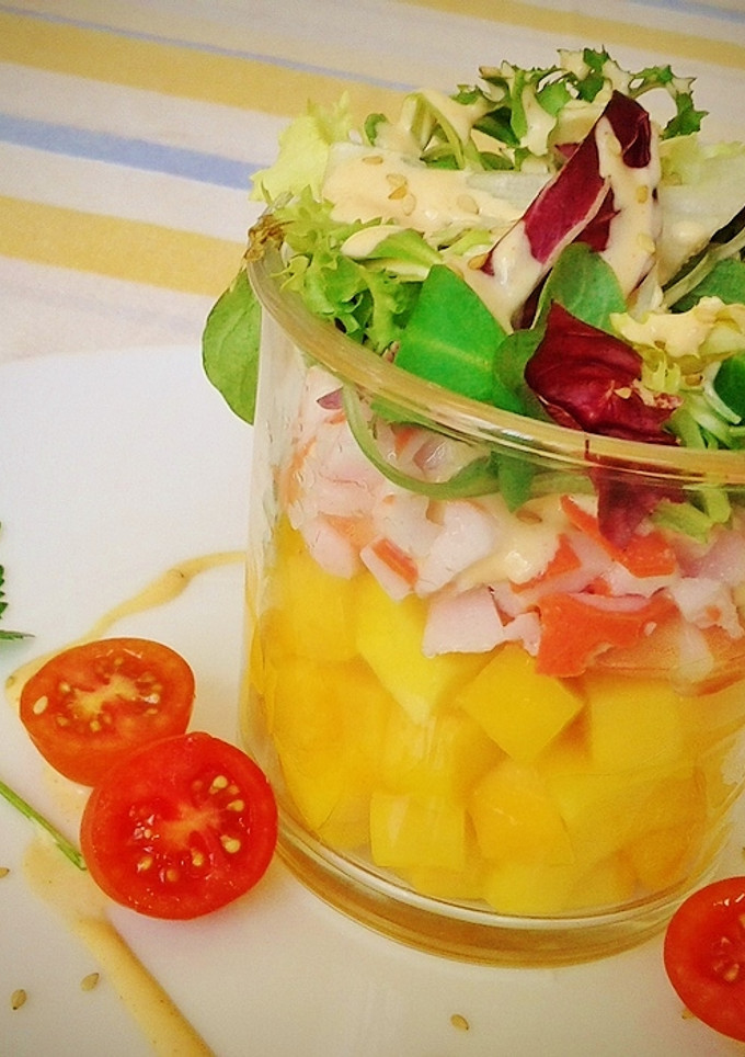 Una foto de Ensalada de mango y langostinos con mayonesa de brandy