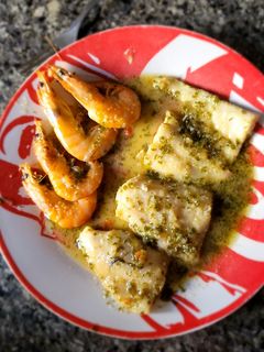 Una foto de Merluza en salsa verde con langostinos