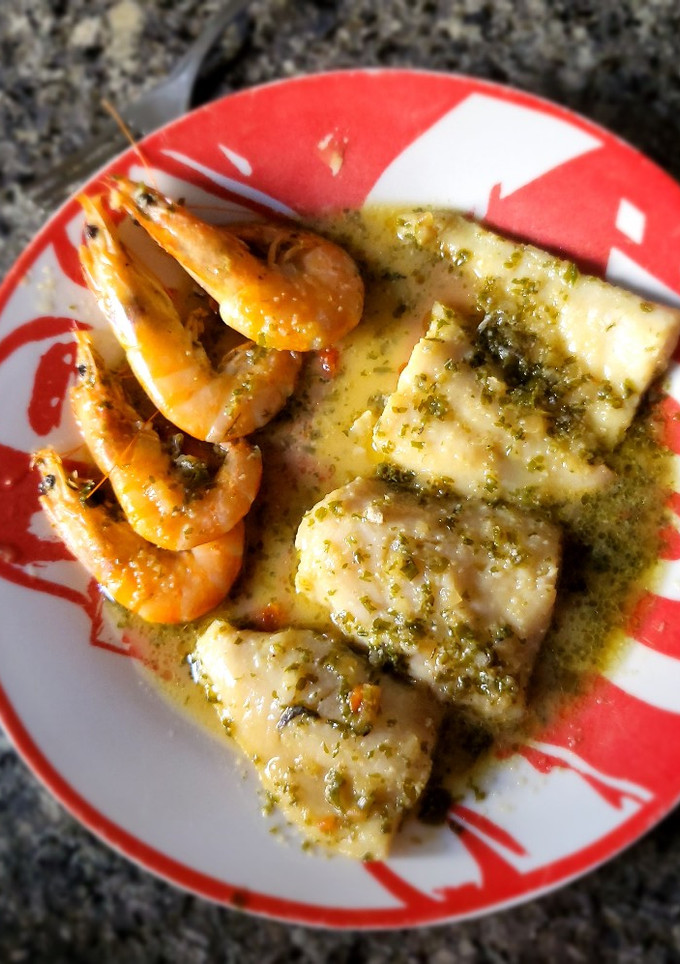 Una foto de Merluza en salsa verde con langostinos