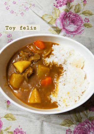 Una foto de Curry japonés con carne