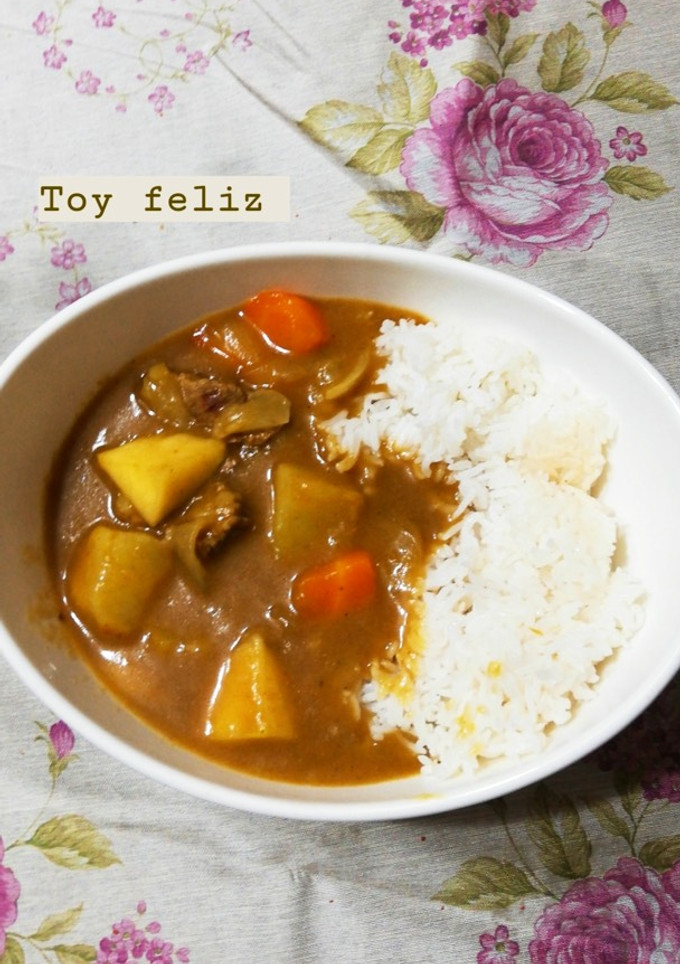 Una foto de Curry japonés con carne