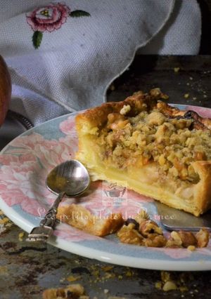 Une photo de Tarte aux pommes façon crumble au noix