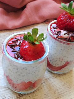 Una foto de Pudding de chía, yogur griego y fresas