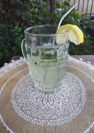 Una foto de Bebida de limón (mojito sin acohol)