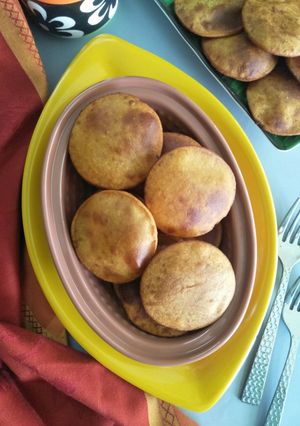 A picture of Bhoplyaache ghaarge (fried pumpkin bread).