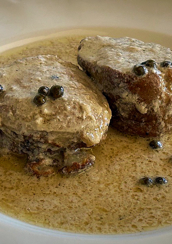 Una foto de Solomillo de cerdo a la pimienta verde en leche de coco