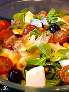 Una foto de Ensalada de canónigos y rúcula con sardina ahumada
