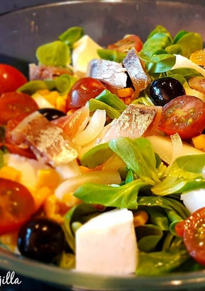 Una foto de Ensalada de canónigos y rúcula con sardina ahumada