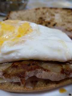 Una foto de Bocadillo de centeno con cabeza de lomo y huevo