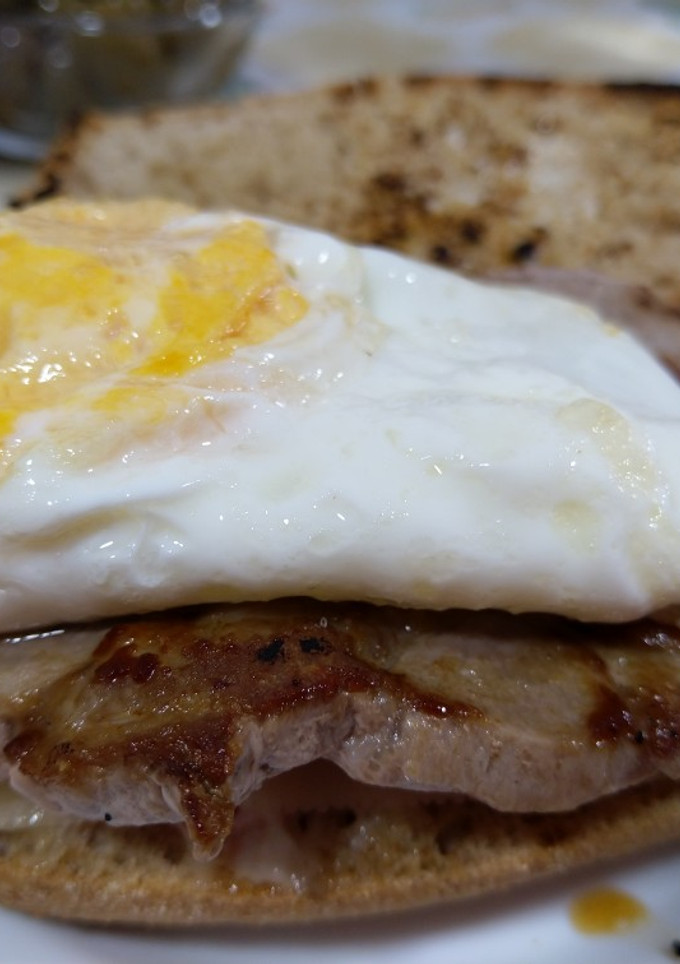 Una foto de Bocadillo de centeno con cabeza de lomo y huevo
