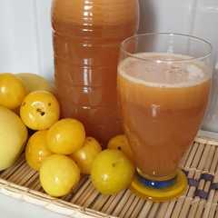 Una foto de Jugo Casero de ciruelas con manzana verde