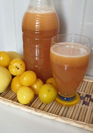 Una foto de Jugo Casero de ciruelas con manzana verde