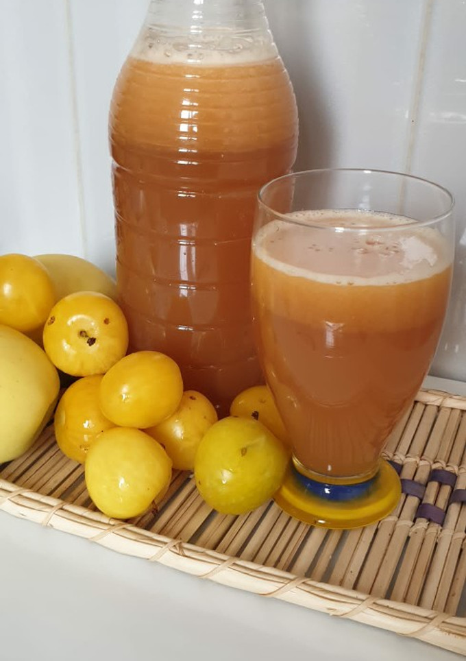 Una foto de Jugo Casero de ciruelas con manzana verde