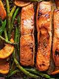 Salmón glaseado con miel y soya con espárragos y naranja