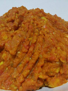 Una foto de Humus picante con pimiento rojo y ajo asado con lima