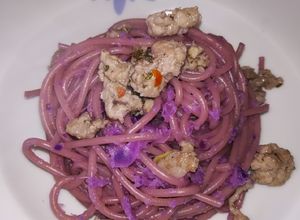 Foto di Purple Haze - Spaghetti ubriachi al cavolo viola e salsiccia