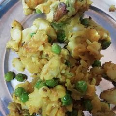 A picture of Aloo matar.