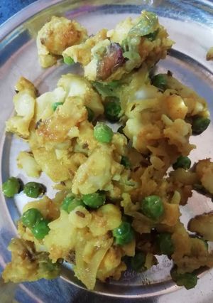 A picture of Aloo matar.