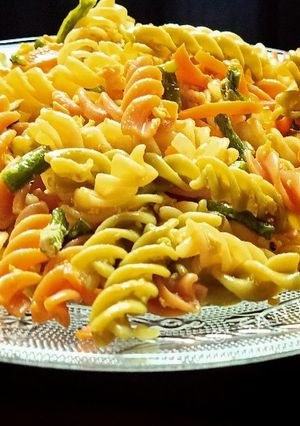 ট্রাই কালার ভেজিটেবল এগ পাস্তা (Tri colour vegetable pasta recipe in Bengali) রেসিপির প্রধান ছবি