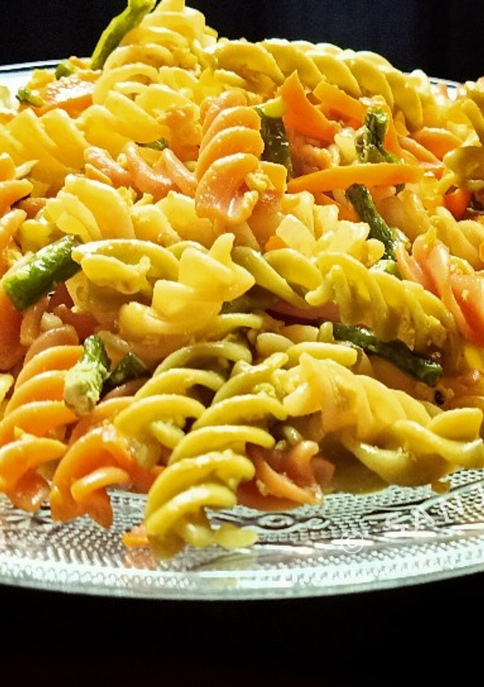 ট্রাই কালার ভেজিটেবল এগ পাস্তা (Tri colour vegetable pasta recipe in Bengali) রেসিপির প্রধান ছবি