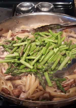 A picture of One pot asparagus mushroom pasta.