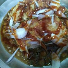 A picture of Allo Tikki with white matar.