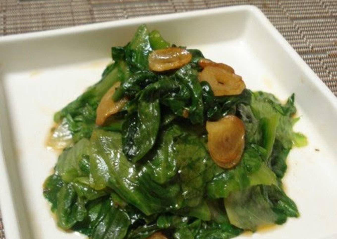 Stir-fry with the Outer Leaves of Lettuce