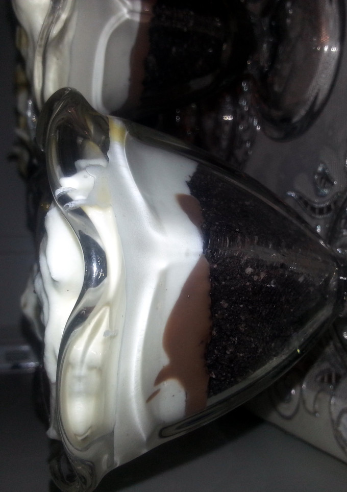 A picture of Oreo chocolate/cream layers.
