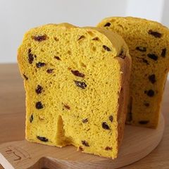 A picture of Raisin Bread with 50% Kabocha Squash.