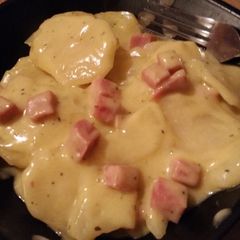 A picture of Cheesy scalloped potatoes and ham.