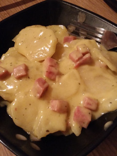 A picture of Cheesy scalloped potatoes and ham.