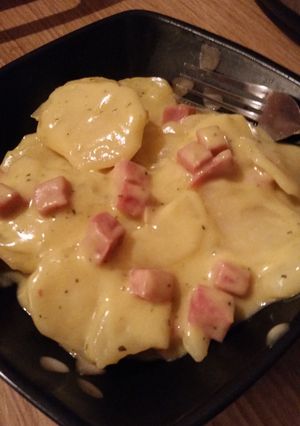 A picture of Cheesy scalloped potatoes and ham.
