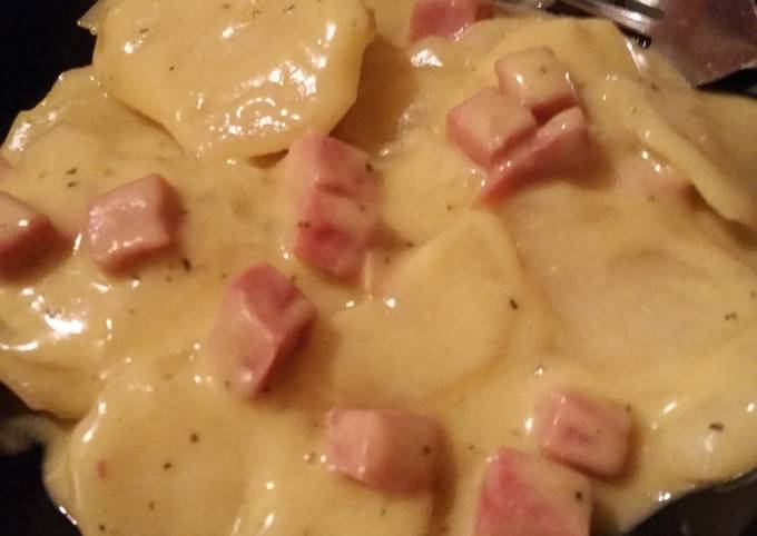 Cheesy scalloped potatoes and ham
