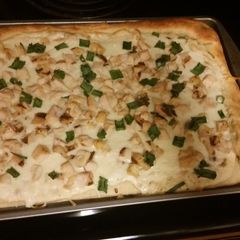 A picture of Roasted Garlic Alfredo Pizza.