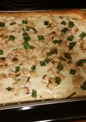 A picture of Roasted Garlic Alfredo Pizza.