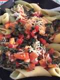 Fideos con tomate, kale y albahaca