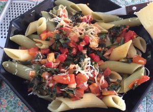 Una foto de Fideos con tomate, kale y albahaca