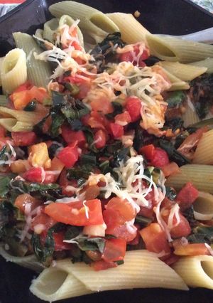 Una foto de Fideos con tomate, kale y albahaca