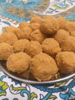 बेसन लड्डू (besan ladoo recipe in Hindi) रेसिपी मुख्य फोटो