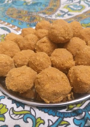 बेसन लड्डू (besan ladoo recipe in Hindi) रेसिपी मुख्य फोटो