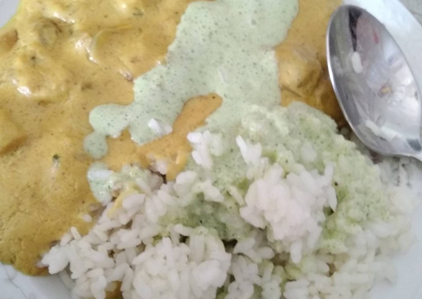 Pollo al curry y salsa de yogurt