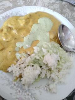 Una foto de Pollo al curry y salsa de yogurt