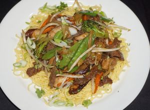 Una foto de Chapsuy de carne de vacuno con fideos Chinos