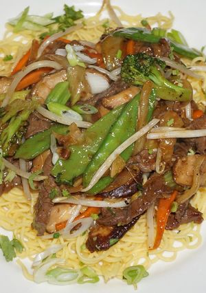 Una foto de Chapsuy de carne de vacuno con fideos Chinos